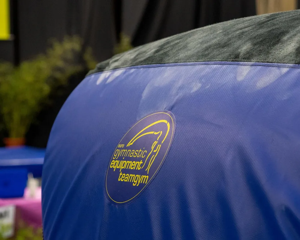 Logotipo EuroGym TeamGym en la funda de la mesa de salto