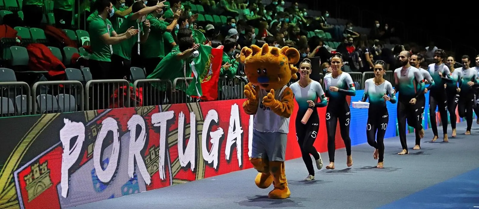 La selección portuguesa de TeamGym saliendo a competir en el Campeonato de Europa de 2021, en Guimarães, con Manuel, socio de MGYM